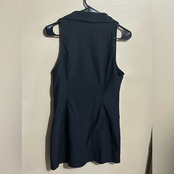 Black L zip up sleeveless dress with shorts - Picture 4 of 5